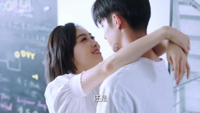 国军将领荣归故里,遭一小商贩敲诈,其母拿出自己积蓄替儿子解围